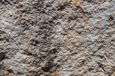 Mimari tamamlamada kullanılmak üzere gri pürüzlü granit dokusu