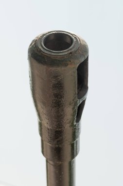 Gökyüzüne karşı izole edilmiş, metal dokusunu aydınlatan topçu namlu ağzı frenine yakın plan.