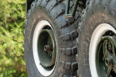 BTR-60 zırhlı araç tekerleklerine yakın çekim. Büyük lastikler, jantlar ve süspansiyon unsurları görünüyor.