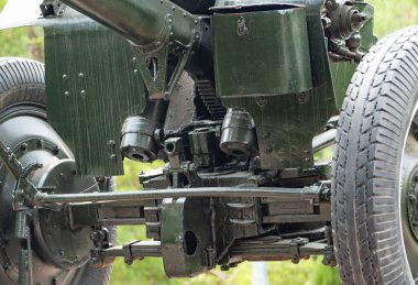 Bir Sovyet topunun alt kısmının yakın çekim mekanizmaları, süspansiyonu ve tekerlekleri ile yapısal detayları vurguluyor.