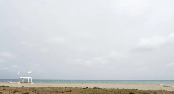 Παραλία Ομπρέλες Και Καρέκλες Συννεφιά Στην Παραλία — Φωτογραφία Αρχείου