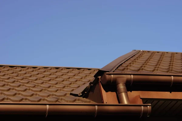 Bruin Betegeld Dak Blauwe Lucht Een Zonnige Dag — Stockfoto