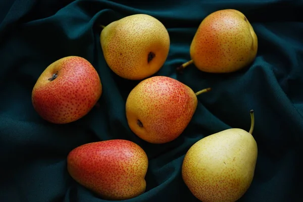 Sex Gula Orange Päron Ett Mörkgrönt Bord — Stockfoto