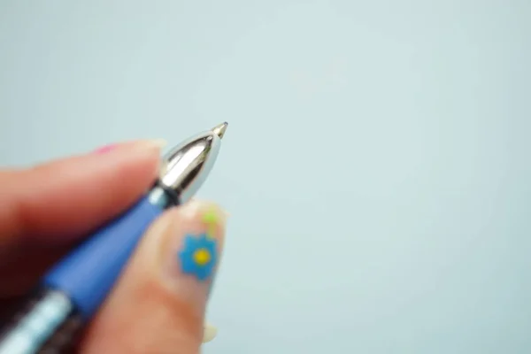 Mão Feminina Com Caneta Esferográfica Azul Sobre Papel Azul Pálido — Fotografia de Stock