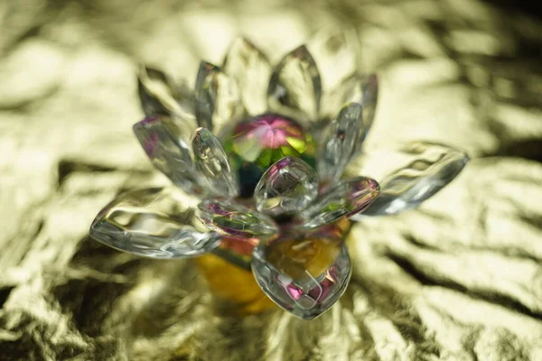 輝く金色のテーブルの上のクリスタル蓮の花 — ストック写真