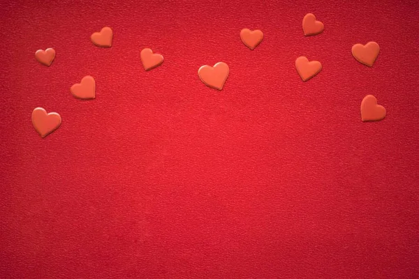 赤いテーブルの上に赤いステッカーの心 アート カード スペースのコピー — ストック写真