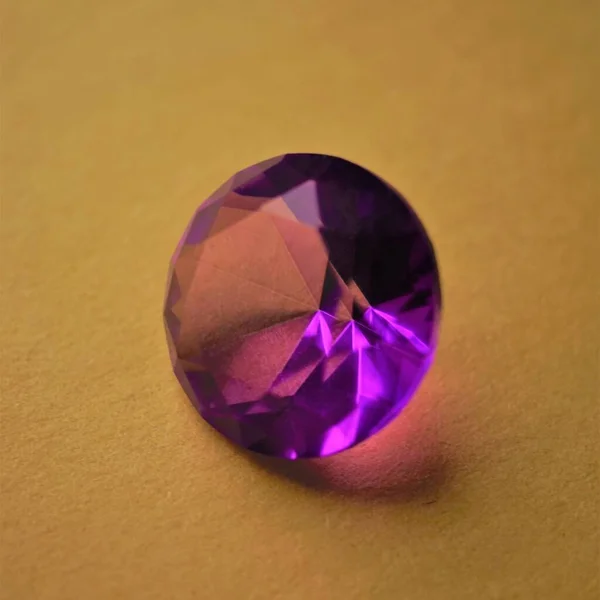 Cristal Púrpura Con Facetas Primer Plano Mesa Marrón — Foto de Stock