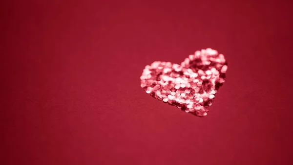 Sauberes Herz Aus Pailletten Auf Einem Roten Tisch Kopierraum — Stockfoto
