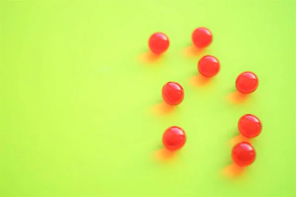Червоні Круглі Вітаміни Зеленому Столі Копіювати Простір — стокове фото