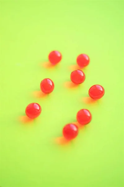 Kerek Vörös Vitaminok Egy Élénk Zöld Asztalon — Stock Fotó