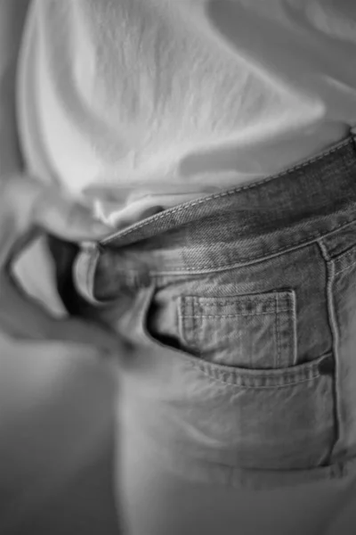 牛仔裤短裤和T恤在一个女孩 特写镜头 Bw照片 — 图库照片