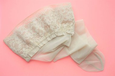 Pembe masada esnek dantelli bej çoraplar..