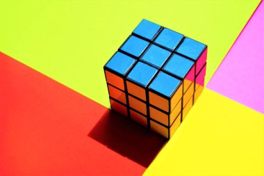 Güneşli bir masada Rubik küpü.