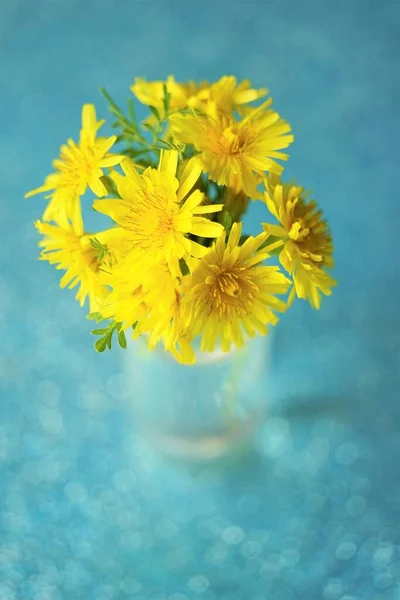 Sárga Virágok Csokor Fényes Kék Asztalon — Stock Fotó