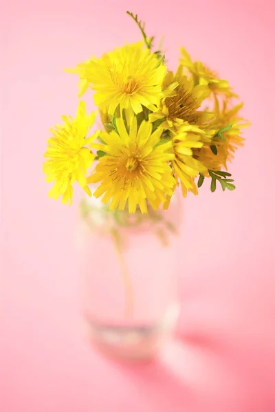 Gelbe Blumensträuße Auf Dem Rosa Tisch — Stockfoto