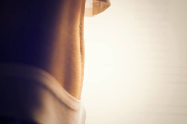 Güzel, ince bir kadın göbeği. Beyaz külotlu ve üstsüz bir kızın vücudunun bir parçası. Boşluğu kopyala