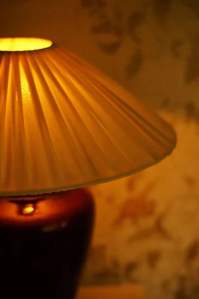 Tyg Lampskärm Med Gyllene Varmt Ljus Närbild Selektiv Inriktning — Stockfoto