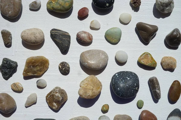 Piedras Guijarros Con Diferentes Formas Colores Superficie Blanca — Foto de Stock
