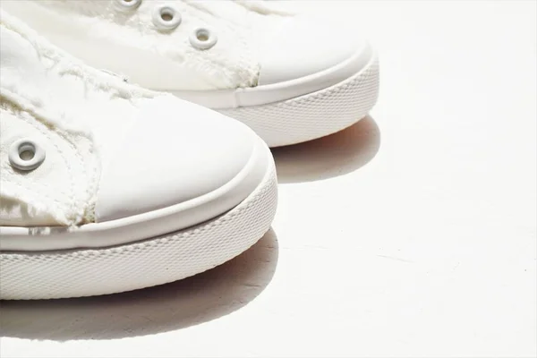 Nieuwe Witte Sneakers Een Witte Zonnige Stenen Vloer — Stockfoto