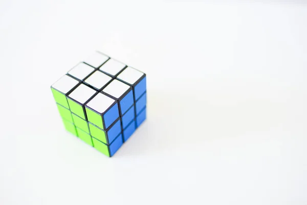 Cubo Juguete Rubik Una Mesa Blanca Espacio Copia — Foto de Stock