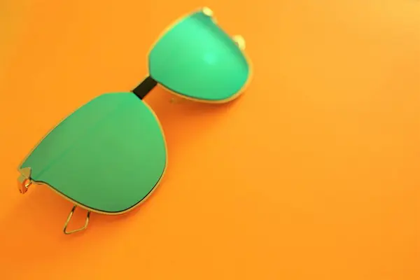 Green Sunglasses Orange Background Copy Space — Stock Photo, Image