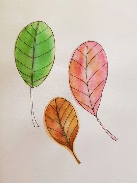 Простой Цветочный Узор Тремя Прекрасными Осенними Листьями — стоковое фото