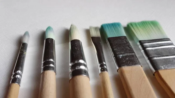 Escovas Usadas Para Pintura Papel Branco Texturizado — Fotografia de Stock