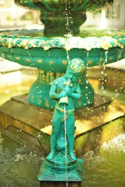 Brunnen Mit Jungen Schüttet Wasser Aus Dem Gefäß Amor Statue — Stockfoto