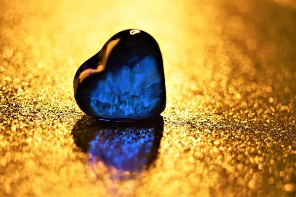 Una Hierba Cristal Azul Sobre Una Mesa Dorada Brillante — Foto de Stock