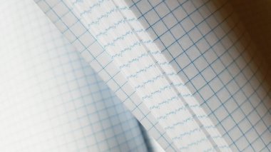 Mavi kafesteki karalanmış kağıt arkaplan.