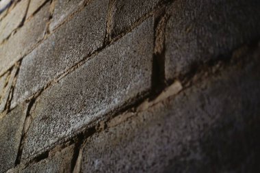 Eski bir tuğlanın arka plan gri duvarı.