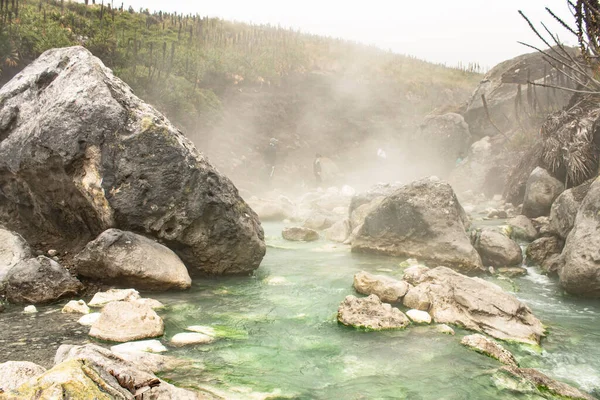 Dağlardaki nehrin güzel manzarası