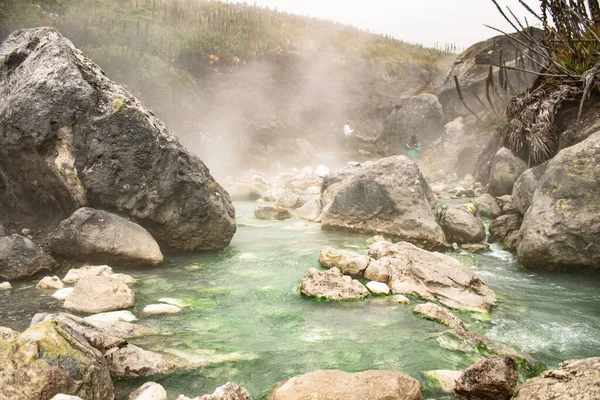 Dağlarda güzel bir şelale