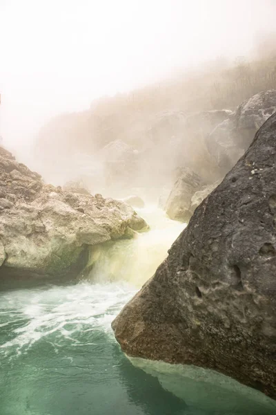 Dağlardaki güzel termal nehir
