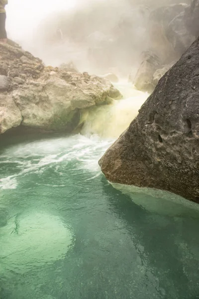 Dağlardaki nehrin güzel manzarası