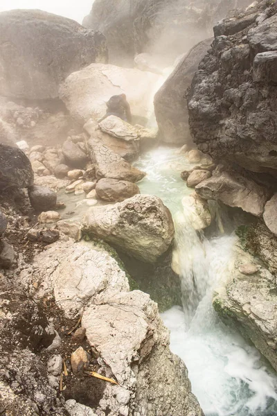 Dağlardaki güzel termal nehir - Kolombiya
