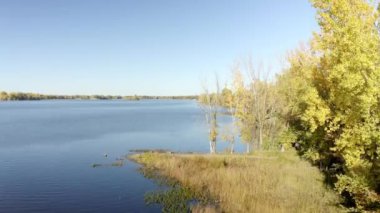 Laval-Ouest 'te nehir üzerinde çekilen hava aracı vinci sonbaharda renkli ağaçları gözler önüne seriyor.
