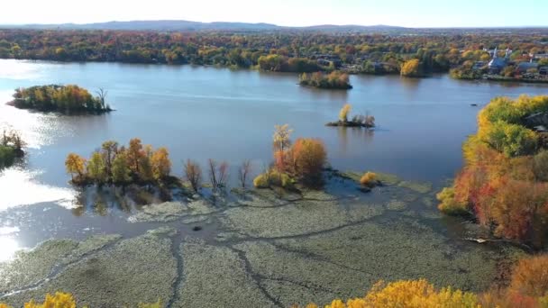 Αεροπλάνο Drone Κινείται Αργά Πάνω Από Τον Ποταμό Mille Iles — Αρχείο Βίντεο