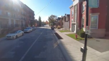 St. Eustache şehrinin eski kısmının ortasında aydınlık güneşli bir günde binaları gösteren bir video.