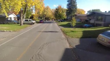 Şehrin bir caddesinde 80 'lerin banliyölerindeki mülkleri gösteren bir video var.