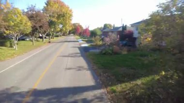 Havanın ortasında hareket eden bir şehir caddesinde 80 'lerin çevresindeki mülkleri sonbaharda banliyöde gösteriyor.