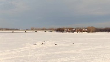 Drone vinç görüntüsü, St-Eustache ile Laval-Ouest arasındaki donmuş nehri ve iki tarafı birbirine bağlayan köprüyü gösteriyor.