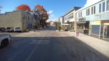 St. Eustache şehrinin eski bölümünün sokağındaki video açık güneşli bir günde tarihi binaları gösteriyor.