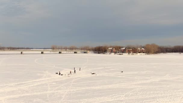 Drone Kran Visar Den Frusna Floden Mellan Eustache Och Laval — Stockvideo