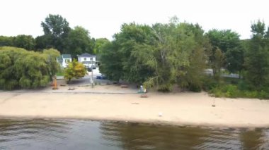 Laval-Ouest plajını kaydedilen hava aracı videosu. Suyun üstünden, soldan sağa dönüyor.