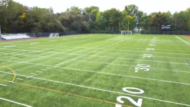 Drohnenvideo Fliegt Geringer Höhe Über Den Öffentlichen Fußballplatz Laval Ouest — Stockvideo