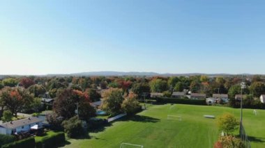 Drone Crane, sonbaharın başında St-Eustache 'deki Riviere-Nord halk parkındaki bir futbol sahasının üzerinde video çekti.
