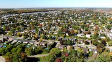Sonbaharın başında St-Eustache 'deki Riviere-Nord parkında geriye doğru uçan İHA videosu bu banliyö bölgesindeki mülkleri gözler önüne seriyor.