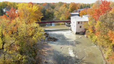 St-Eustache 'de havanın ortasında uçan ve Legare Mill' deki şelaleye doğru ilerlerken hafifçe eğilen hava aracı videosu.