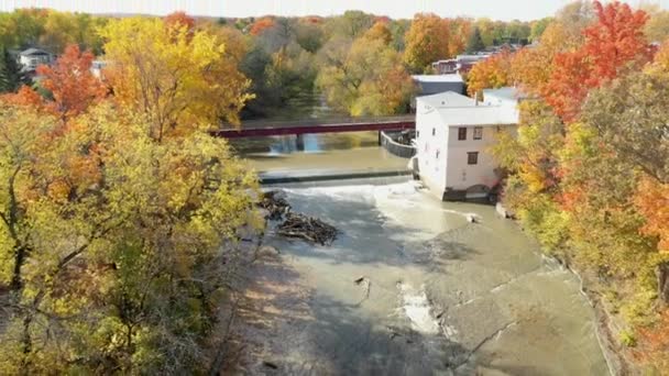 Εναέρια Drone Βίντεο Που Πετούν Στον Αέρα Πάνω Από Ποτάμι — Αρχείο Βίντεο